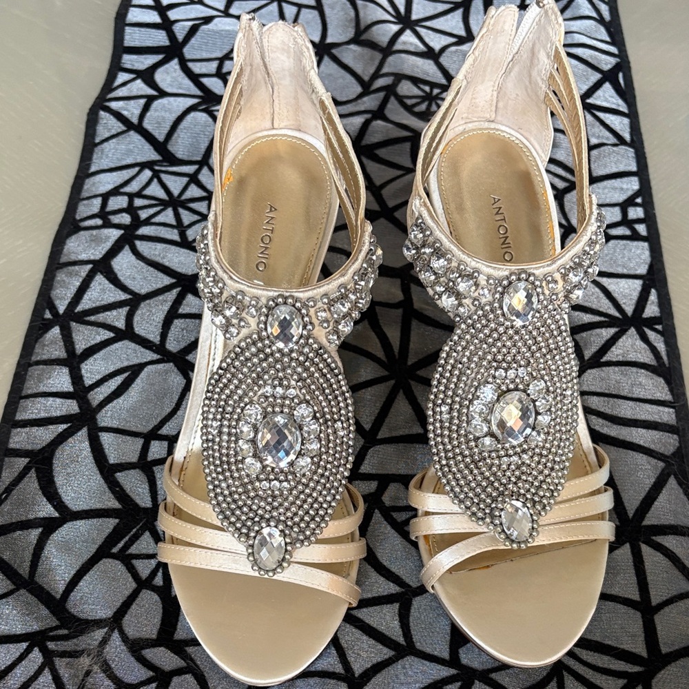 ANTONIO MELANI stunning ivory with gem and beaded Heels